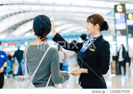 旅行者に案内をする空港の女性グランドスタッフ　「撮影協力：関西国際空港（KIX）」 138887420