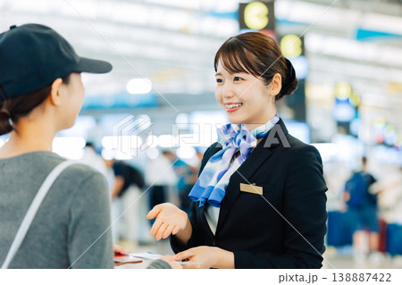 旅行者に案内をする空港の女性グランドスタッフ 「撮影協力:関西国際空港(KIX)」 旅行者に案内をする空港の女性グランドスタッフ 「撮影協力:関西国際空港(KIX)」 138887422