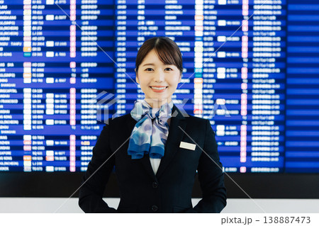 案内をする空港の女性グランドスタッフ　「撮影協力：関西国際空港（KIX）」 138887473