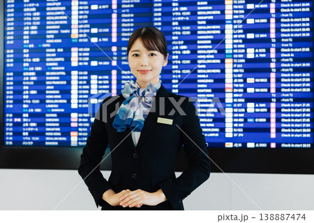 案内をする空港の女性グランドスタッフ　「撮影協力：関西国際空港（KIX）」 138887474