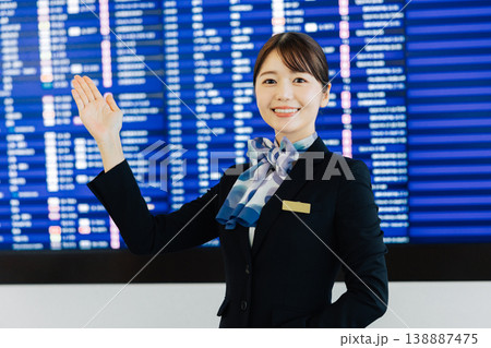 案内をする空港の女性グランドスタッフ 「撮影協力:関西国際空港(KIX)」 案内をする空港の女性グランドスタッフ 「撮影協力:関西国際空港(KIX)」 138887475
