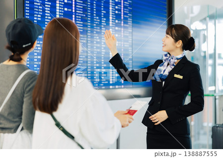 旅行者に案内をする空港の女性グランドスタッフ　「撮影協力：関西国際空港（KIX）」 138887555