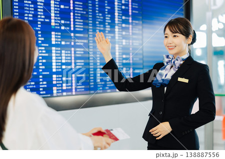 旅行者に案内をする空港の女性グランドスタッフ　「撮影協力：関西国際空港（KIX）」 138887556