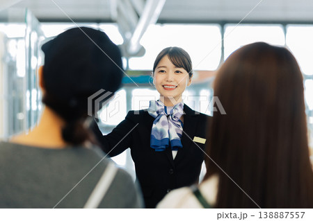 旅行者に案内をする空港の女性グランドスタッフ　「撮影協力：関西国際空港（KIX）」 138887557