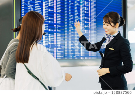 旅行者に案内をする空港の女性グランドスタッフ　「撮影協力：関西国際空港（KIX）」 138887560