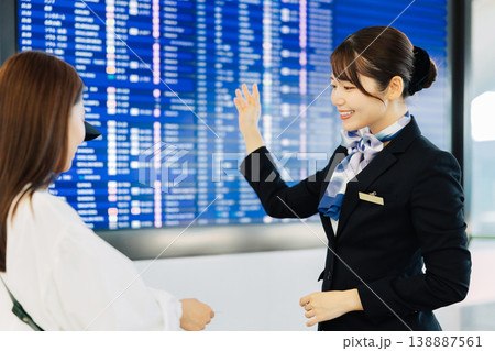旅行者に案内をする空港の女性グランドスタッフ　「撮影協力：関西国際空港（KIX）」 138887561