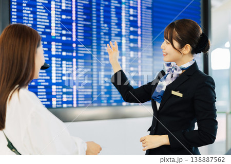 旅行者に案内をする空港の女性グランドスタッフ　「撮影協力：関西国際空港（KIX）」 138887562