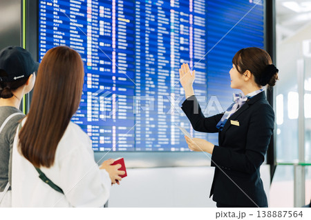 旅行者に案内をする空港の女性グランドスタッフ　「撮影協力：関西国際空港（KIX）」 138887564