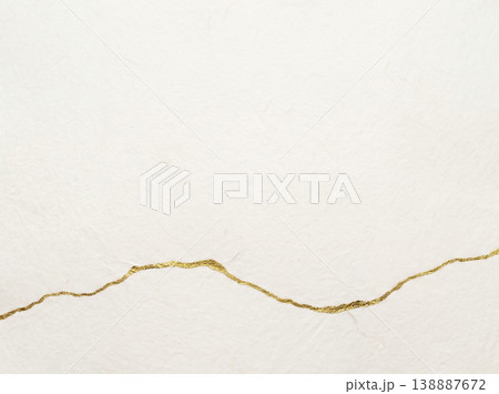 白地の和紙に描かれた金継ぎのような金色のひび割れ模様 白地の和紙に描かれた金継ぎのような金色のひび割れ模様 138887672