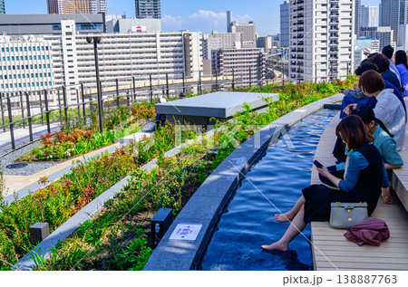 東京都 高輪ゲートウェイシティ モン高輪/MoN Takanawa 6F 足湯テラス (文化創造棟) 東京都 高輪ゲートウェイシティ モン高輪/MoN Takanawa 6F 足湯テラス (文化創造棟) 138887763
