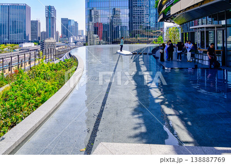 東京都　高輪ゲートウェイシティ　モン高輪　6F　月見テラス　（文化創造棟） 138887769