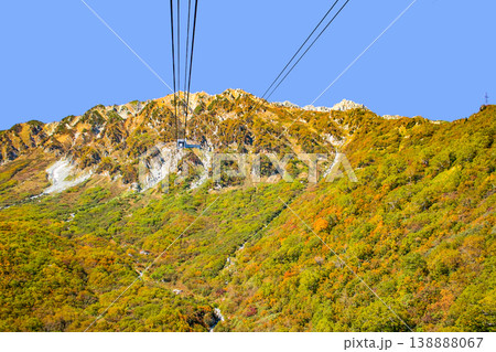 立山ロープウェイ、ゴンドラから大観峰駅を望む 立山ロープウェイ、ゴンドラから大観峰駅を望む 138888067