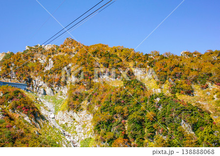 立山ロープウェイ、ゴンドラから望む紅葉 138888068