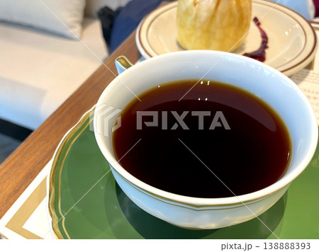 ホットコーヒー ─ グリーントレイに白カップのブラックコーヒー ホットコーヒー ─ グリーントレイに白カップのブラックコーヒー 138888393