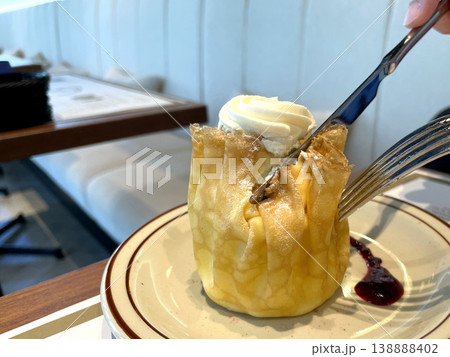 クレープ包みレアチーズケーキ ─ スプーンで食べている瞬間 138888402