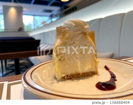 クレープ包みレアチーズケーキ断面 ─ ビスケット台とクリームチーズ クレープ包みレアチーズケーキ断面 ─ ビスケット台とクリームチーズ 138888404