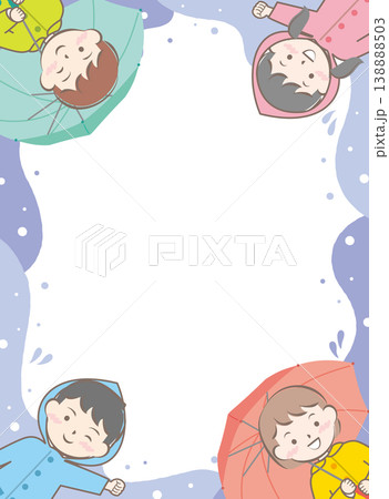 傘をさす合羽姿の子供たちのフレーム　梅雨　雨の日 138888503