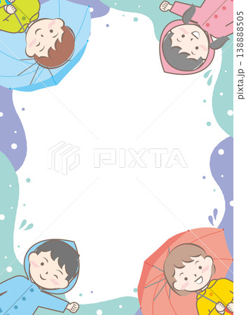 傘をさす合羽姿の子供たちのフレーム　梅雨　雨の日 138888505