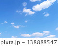 青空と白い雲　爽やかな空　コピースペース 138888547
