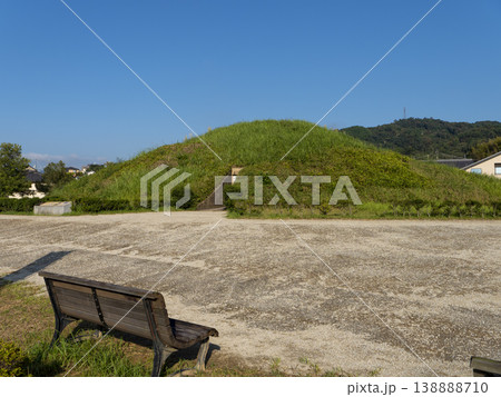 青空と藤ノ木古墳の風景 138888710