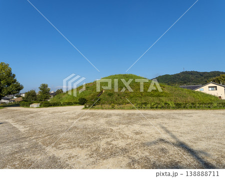 青空と藤ノ木古墳の風景 青空と藤ノ木古墳の風景 138888711