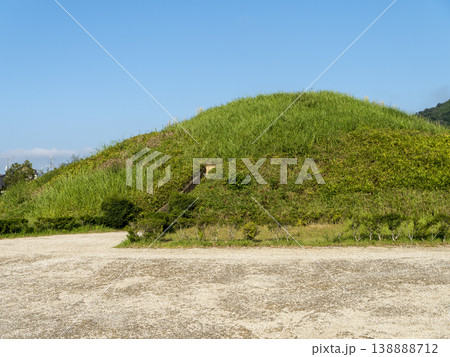 青空と藤ノ木古墳の風景 138888712