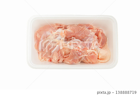 未調理の若鶏もも肉ブロック、食品パック【白背景・切り抜き】 未調理の若鶏もも肉ブロック、食品パック【白背景・切り抜き】 138888719