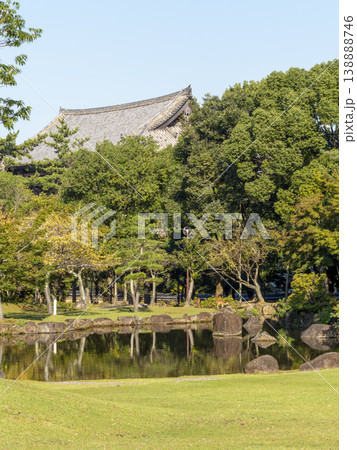 奈良公園春日野園地の三社託宣池と南大門の屋根 奈良公園春日野園地の三社託宣池と南大門の屋根 138888746