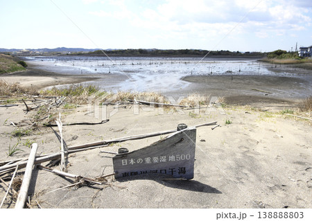 干潮時の潮が引いた干潟 138888803