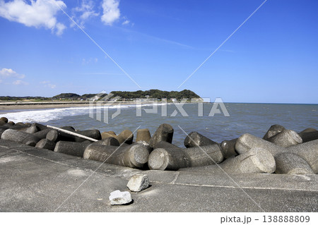 夷隅川河口堤防辺りから見た太東崎と和泉浦海岸 138888809