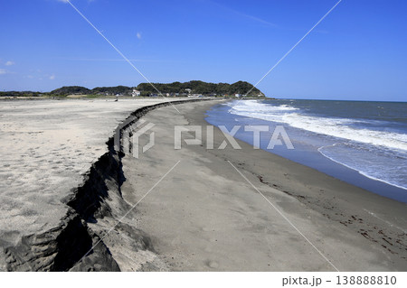 夷隅川河口堤防辺りから見た太東崎と和泉浦海岸 138888810