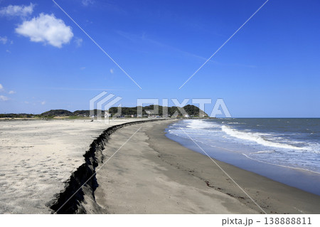夷隅川河口堤防辺りから見た太東崎と和泉浦海岸 138888811