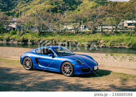 伊豆の河原に駐車した青いスポーツカー 伊豆の河原に駐車した青いスポーツカー 138889168