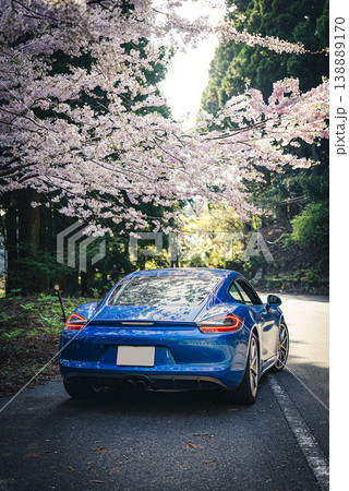 桜と青いスポーツカー 桜と青いスポーツカー 138889170