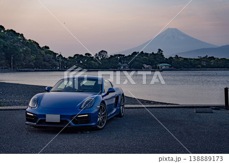 夕焼けの富士山と青いスポーツカー 夕焼けの富士山と青いスポーツカー 138889173