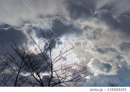 雲の隙間から覗く太陽 雲の隙間から覗く太陽 138889265