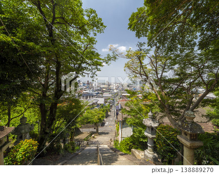 神社の境内から見る街の風景 神社の境内から見る街の風景 138889270