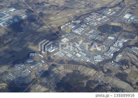 空から見た田畑と建築群風景 138889916