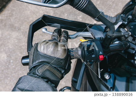 バイクのクラッチレバーを握る手 バイクのクラッチレバーを握る手 138890016