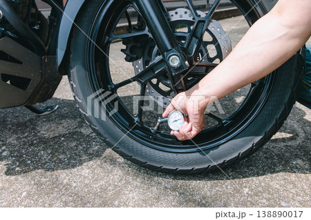 バイクのタイヤの空気圧点検 バイクのタイヤの空気圧点検 138890017