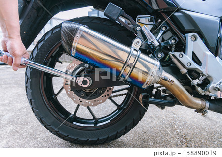 バイクのリアアクスルナットをトルクレンチで締める 138890019