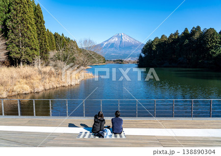 静岡県富士宮市　田貫湖休暇村富士前展望デッキで富士山を眺めるカップル 138890304