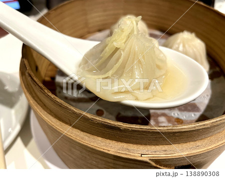 小籠包 ─ レンゲに乗せた1個のクローズアップ 小籠包 ─ レンゲに乗せた1個のクローズアップ 138890308