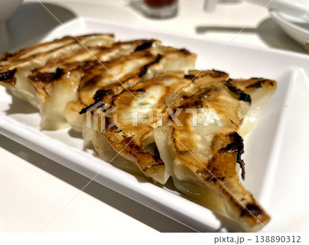 焼き餃子 ─ こんがり焼き目の白長皿盛り 焼き餃子 ─ こんがり焼き目の白長皿盛り 138890312