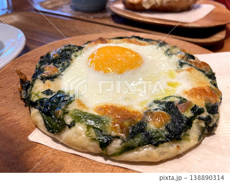 ほうれん草と目玉焼きのパン ─ チーズ焼きのグルメパン・正面アップ 138890314