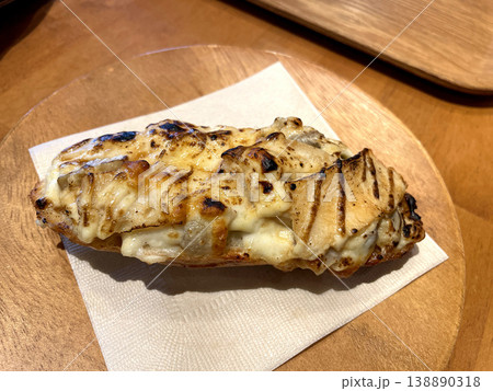 きのこチキングラタンタルティーヌ ─ 木製プレートの焼きバゲット 138890318