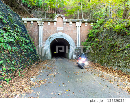 歴史を感じさせる旧笹子峠のトンネル 138890324