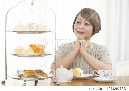ヌン活を楽しむシニア女性 138890328