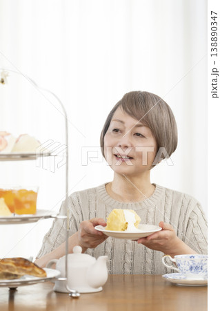 ヌン活を楽しむシニア女性 138890347