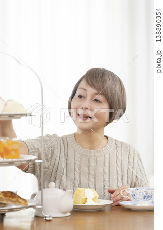 ヌン活を楽しむシニア女性 138890354